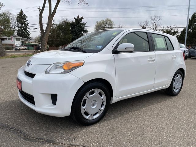 White 2013 Scion xD Base Hatchback Front-Wheel Drive 5-Speed Manual Overdrive