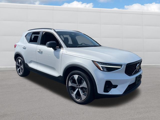 2023 Volvo XC40 B5 Plus Dark Theme 11