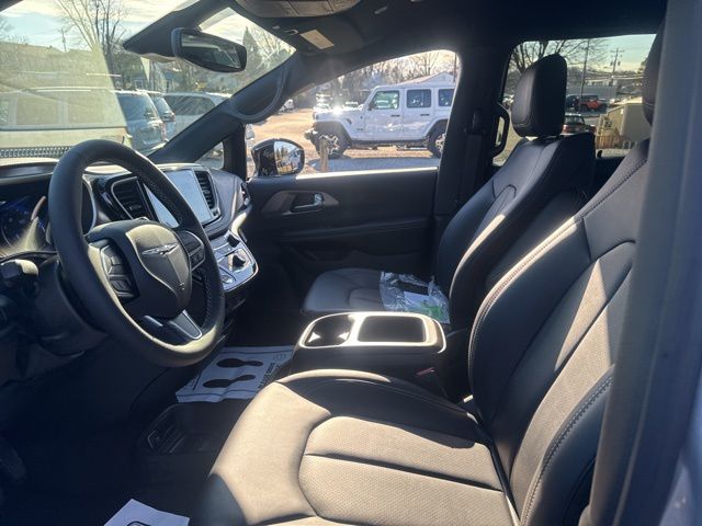 New 2026 Silver Chrysler Select image 15