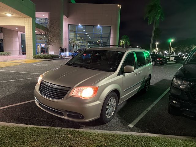 2013 Chrysler Town & Country Touring's photo