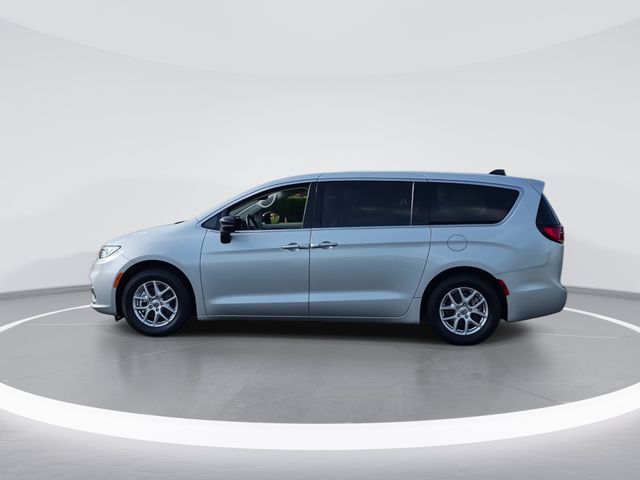 Used 2024 Silver Chrysler Touring L image 5