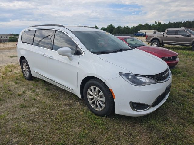 2017 Chrysler Pacifica Touring-L's photo