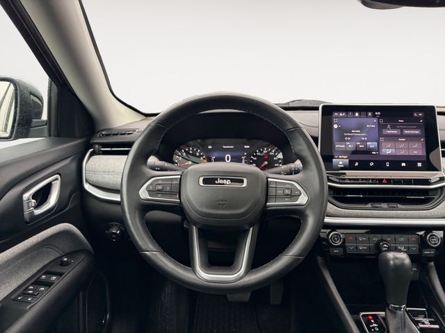 Used 2022 Gray Jeep Latitude image 13