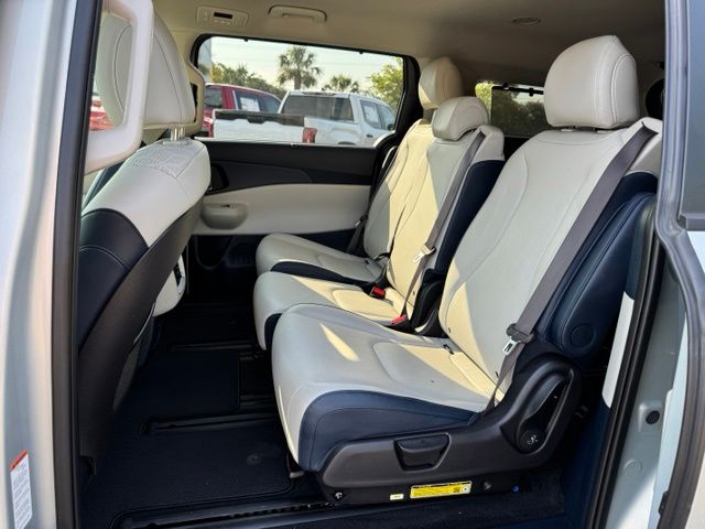 Used 2025 Kia Carnival Hybrid Van