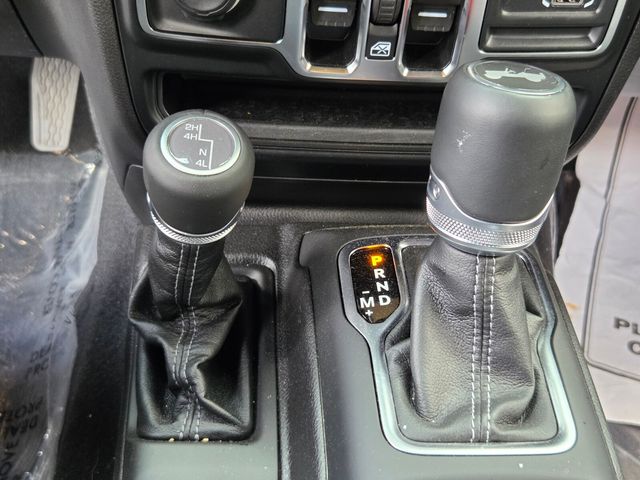 Used 2025 Blue Jeep Sahara image 18