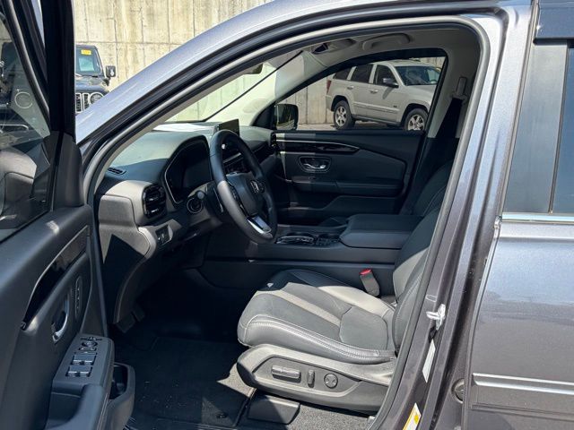 used 2025 Honda Pilot car, priced at $43,895