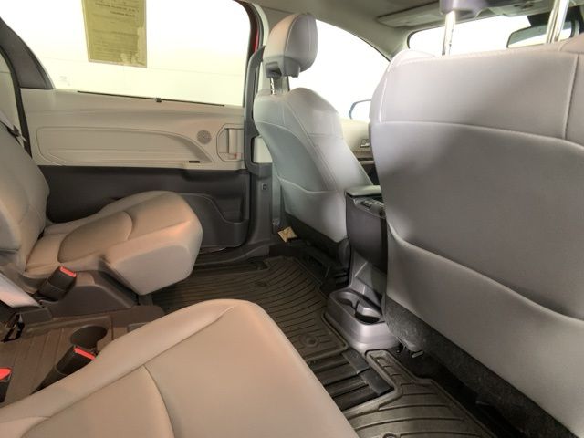 2021 Toyota Sienna XLE 26