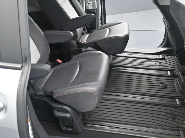 2022 Toyota Sienna XSE 19