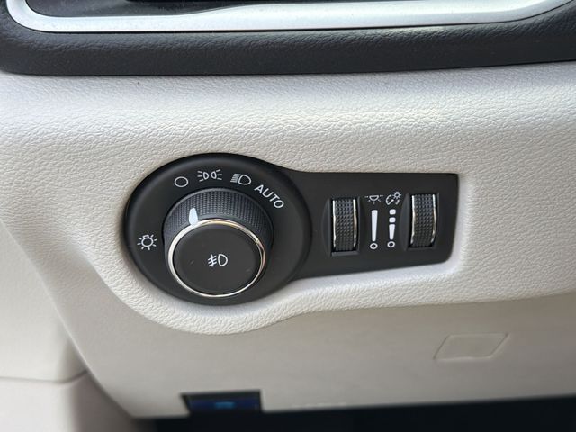 Used 2023 Black Chrysler Touring L image 29