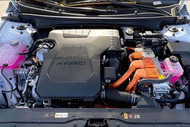 2025 Hyundai Elantra Hybrid Limited photo