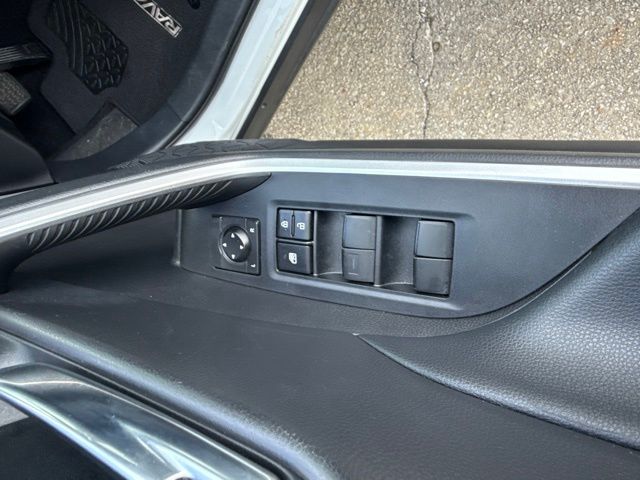 2021 Toyota RAV4 XLE:B02452