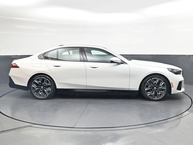 New 2027 White BMW 550e xDrive image 3
