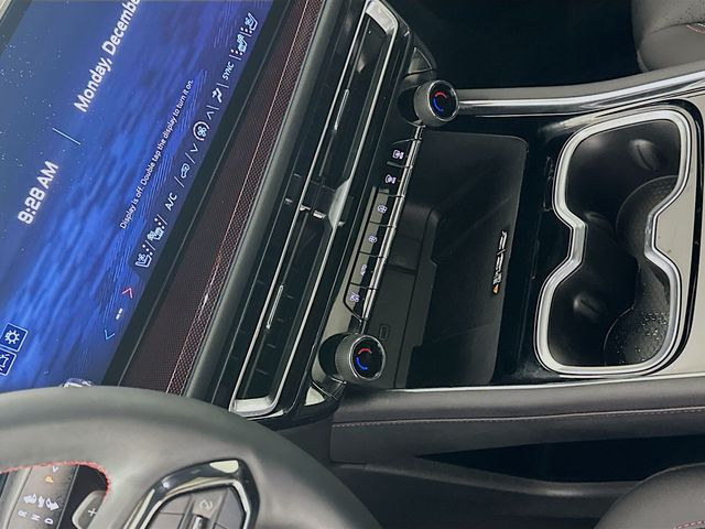 Thumbnail: 2024 Chevrolet Traverse - 16