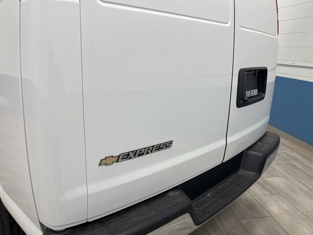 New 2026 Summit White Chevrolet Work Van image 25