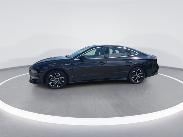 Used 2025 Black Hyundai SEL image 4