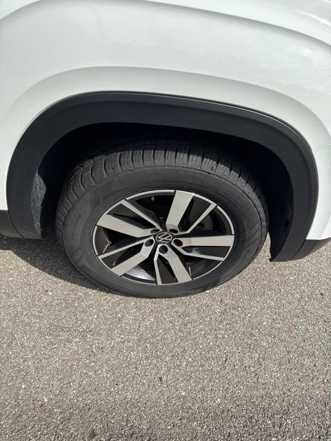 2023 Volkswagen Atlas 2.0T SE White at Sutliff Volkswagen
