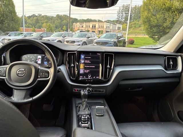 Used 2020  Volvo T6 Momentum image 13