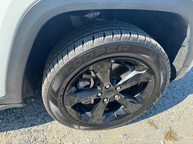 Used 2022 White Jeep Altitude image 11