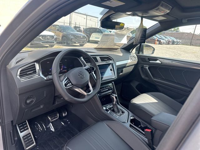 2024 Volkswagen Tiguan 2.0T SE R-Line Black photo