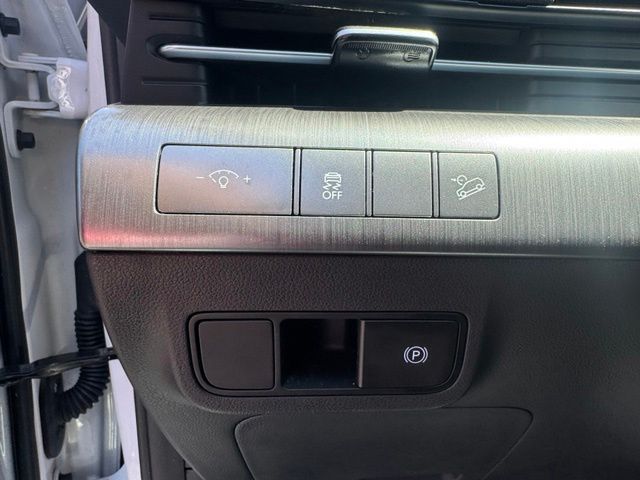 Used 2025 White Hyundai SEL image 22