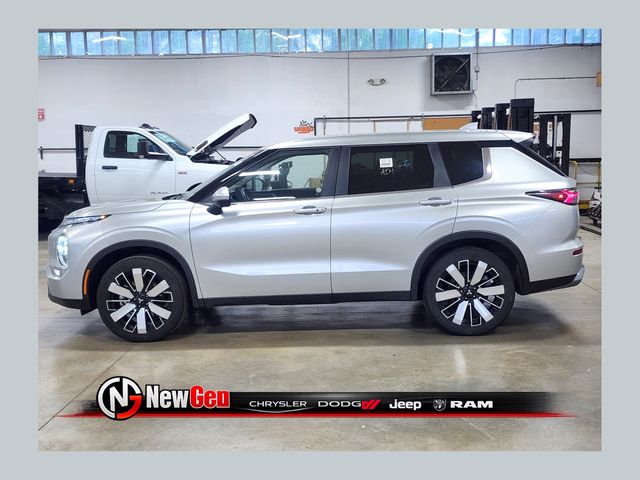 Silver 2025 Mitsubishi Outlander SUV / Crossover Front-Wheel Drive Continuously Variable Transmission