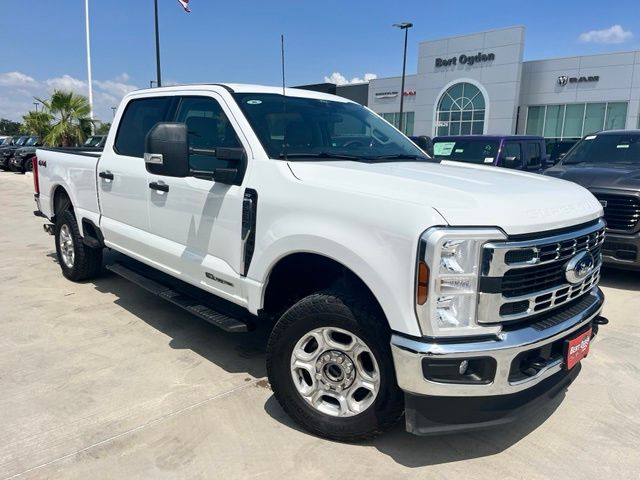 White 2025 Ford F-250 Super Duty Pickup Truck Four-Wheel Drive Automatic