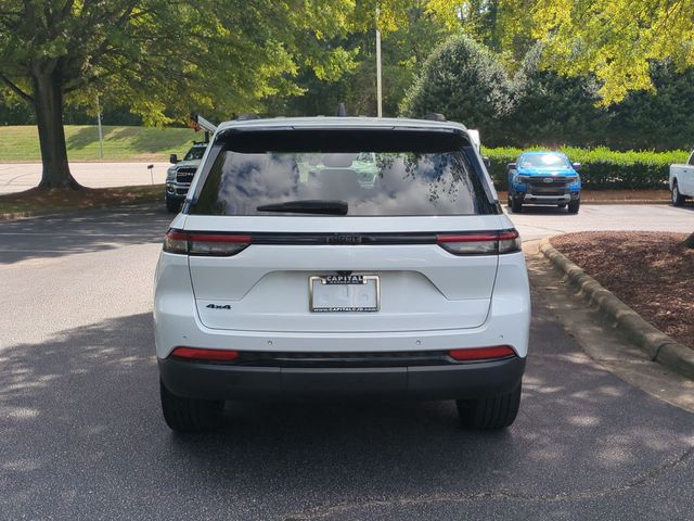 Used 2022 White Jeep Altitude image 4