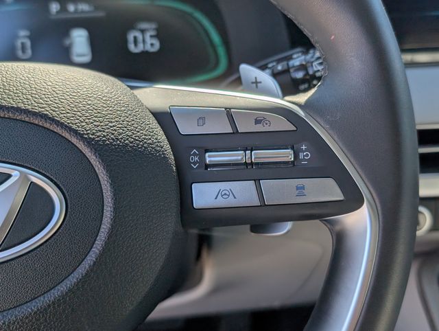 Used 2025 White Hyundai SEL image 17