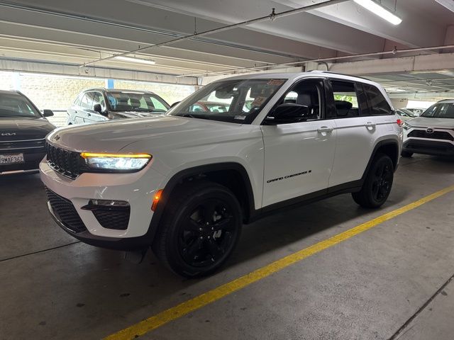 Bright White Clearcoat 2023 Jeep Grand Cherokee Limited 4WD SUV / Crossover Four-Wheel Drive 8-Speed Automatic