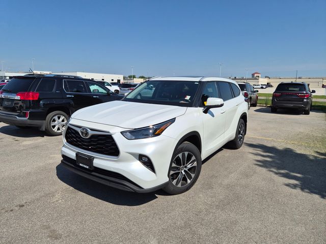 White (Wind Chill Pearl) 2022 Toyota Highlander SUV / Crossover All-Wheel Drive 8-Speed Automatic