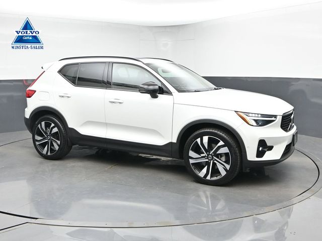 2023 Volvo XC40 B5 Plus Dark Theme AWD