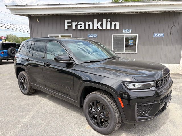 Diamond Black Crystal Pearlcoat 2026 Jeep Grand Cherokee SUV / Crossover Four-Wheel Drive 8-Speed Automatic