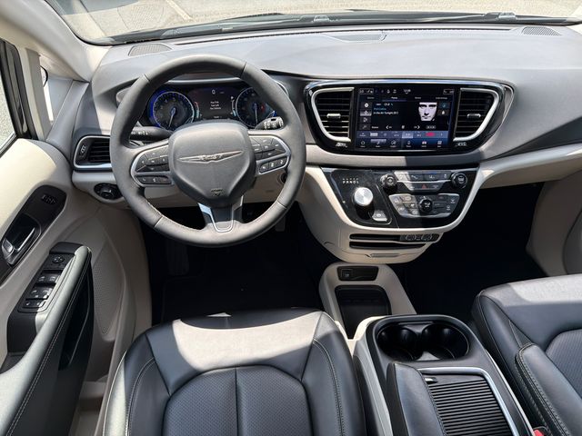 Used 2024 Chrysler Pacifica Van