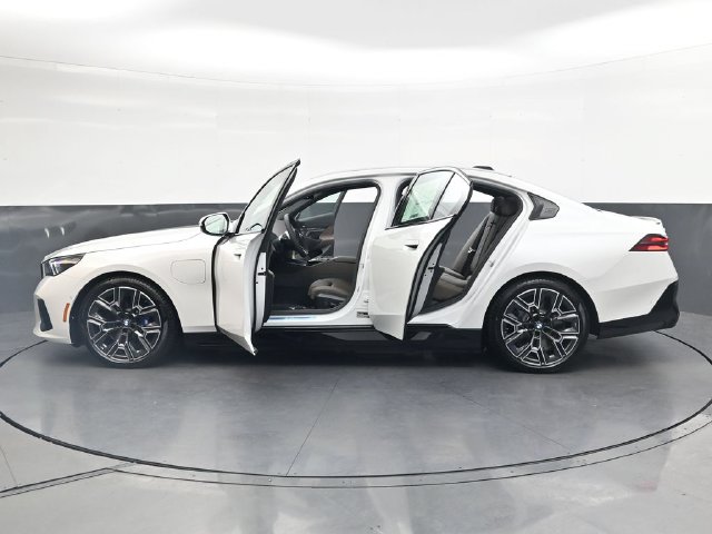 New 2027 White BMW 550e xDrive image 38