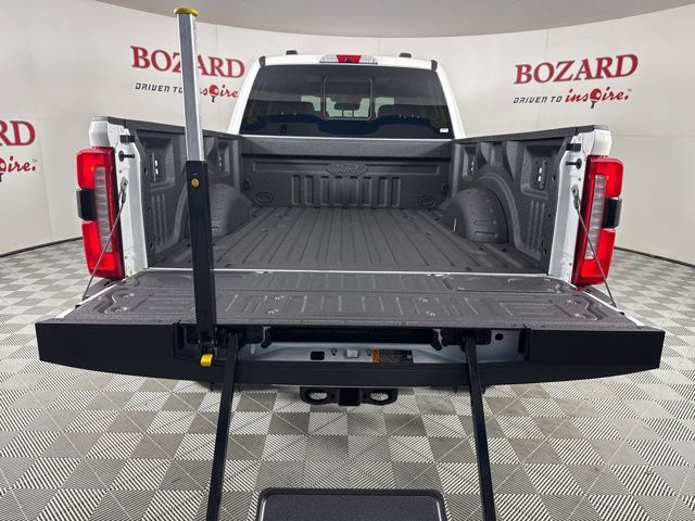 2025 Star White Metallic Tri-Coat Ford Super Duty F-350 SRW Lariat 4X4 Truck