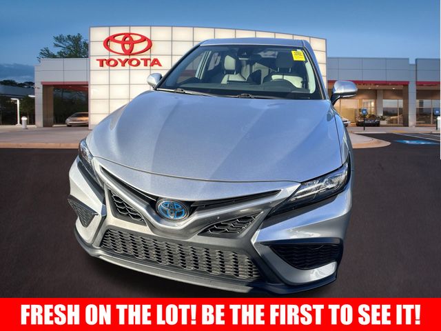 2022 Toyota Camry Hybrid SE 2