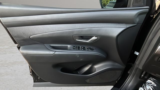 Used 2025 Black Hyundai SEL Convenience image 17