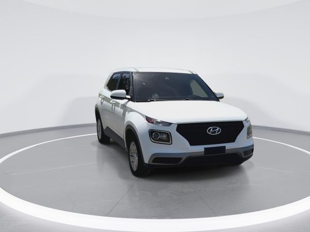 Used 2022 White Hyundai SE image 3