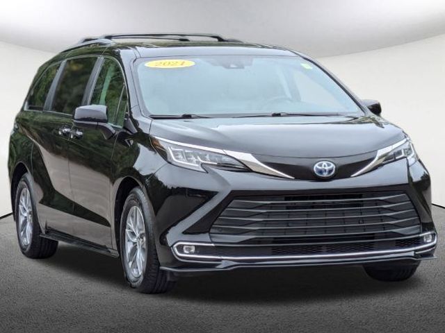 2021 Toyota Sienna XLE 2