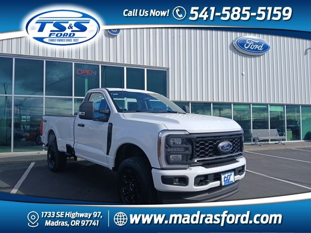 Oxford White 2026 Ford F-350 Super Duty Pickup Truck Four-Wheel Drive Automatic