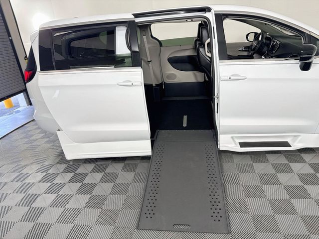 Used 2024 Chrysler Pacifica Van