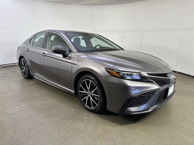 2021 Toyota Camry Hybrid SE photo