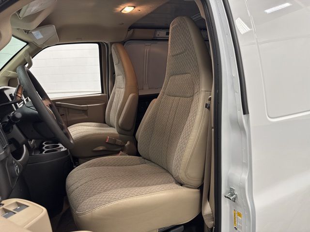 New 2026 Summit White Chevrolet Work Van image 22