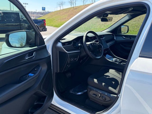 new 2026 Jeep Grand Cherokee car, priced at $42,089