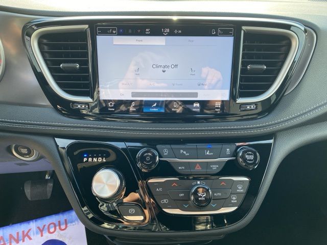 2026 Chrysler Pacifica Select - Diamond Black Crystal Pearlcoat exterior view 18