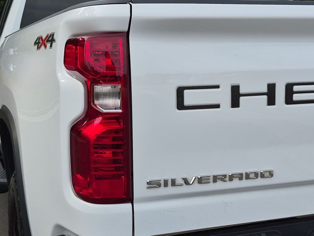 Used 2024 White Chevrolet Custom image 21