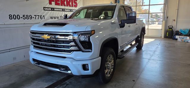Polar White Tricoat 2026 Chevrolet Silverado 2500HD High Country Crew Cab 4WD Pickup Truck Four-Wheel Drive Automatic
