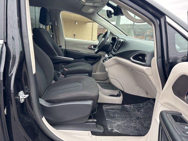 Used 2023 Black Chrysler LX image 25