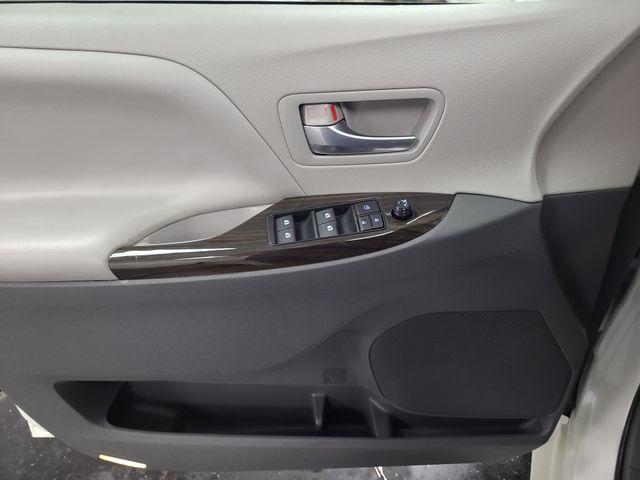 2015 – Toyota – Sienna