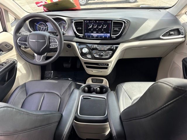 Used 2024 Chrysler Pacifica Van